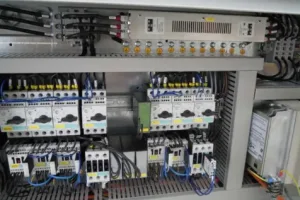 EtE dallo schema elettrico recupera sul mercato tutta la componentistica una volta assemblata è in grado di cablarla.